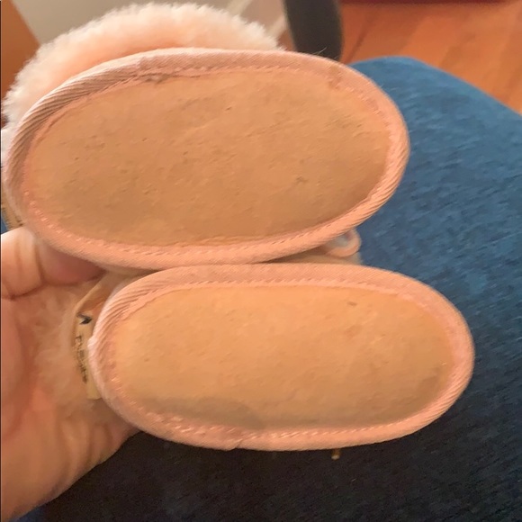 The fuzzies infant slippers - Picture 5 of 7